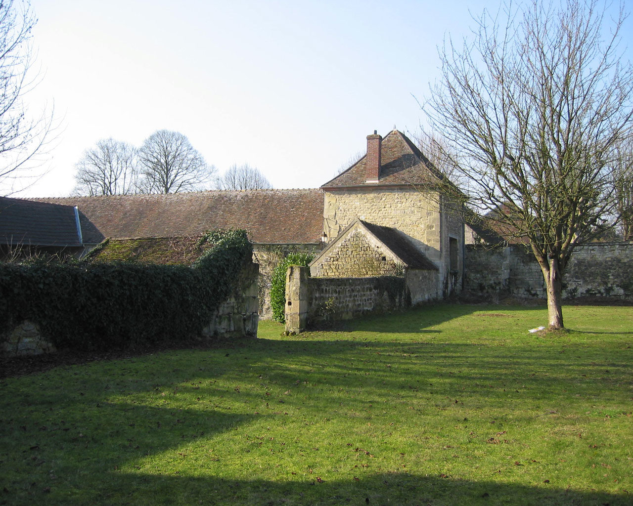 16th Century fortified Farm Renovation, Nesles, France